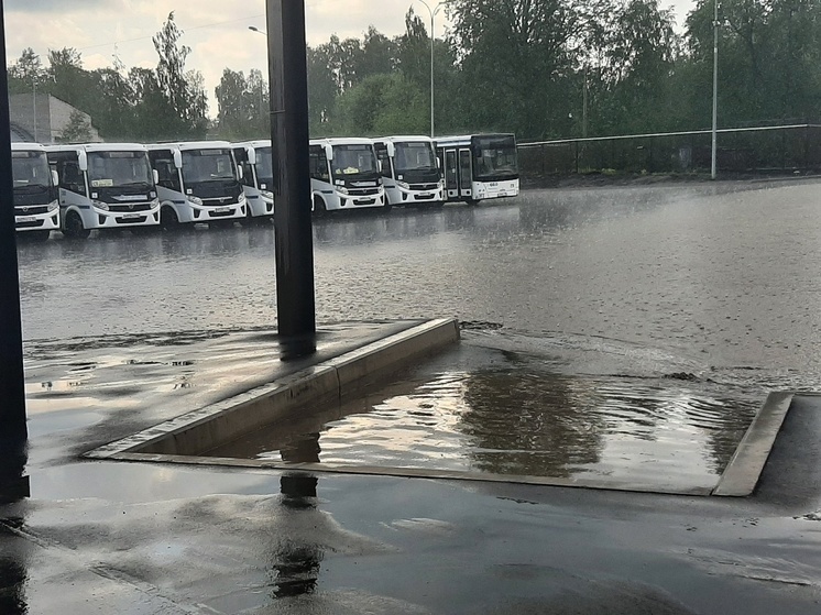 Отремонтированный вокзал затопило в Петрозаводске, автобусы плывут