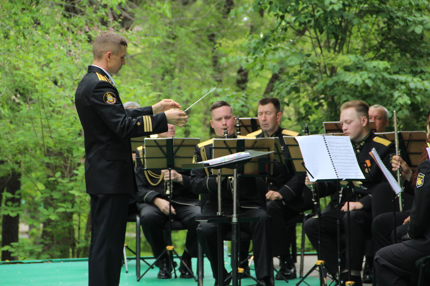Военный оркестр из Владивостока выступил в хабаровском парке: яркие фото