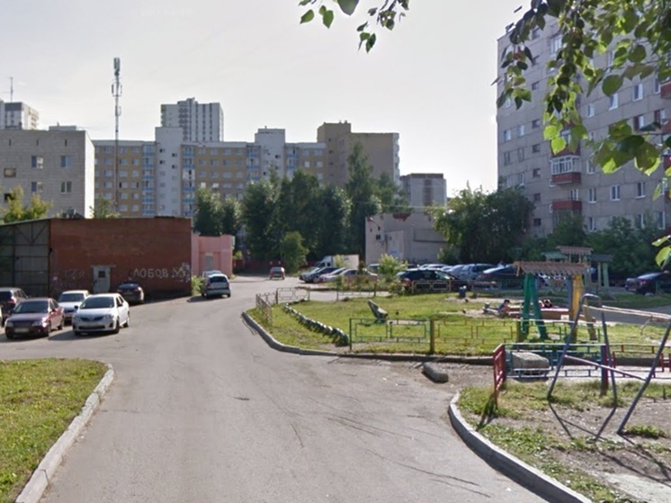 16-летний подросток выпал из окна высотки в Екатеринбурге