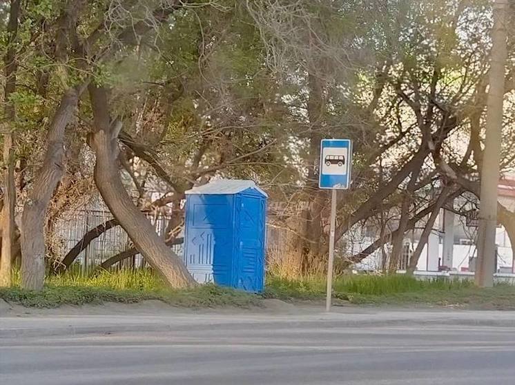 В Новосибирске на Станционной установили туалет вместо остановочного павильона