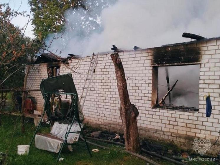 В брянском поселке Гостиловка сгорел жилой дом