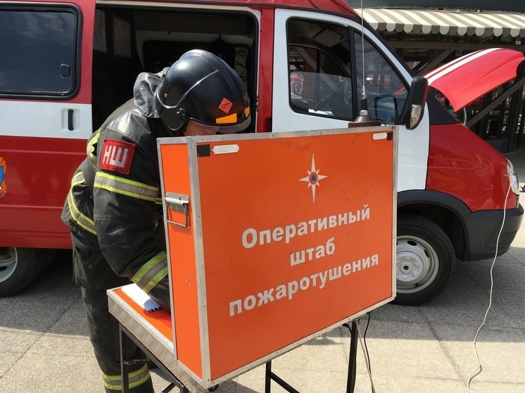 В Саратове пожарные вывели из горящей квартиры пьяного и эвакуировали жильцов