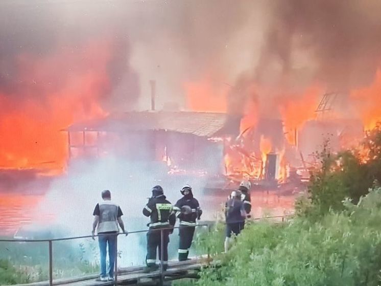 В подмосковной Дубне вспыхнул пожар в лодочном поселке
