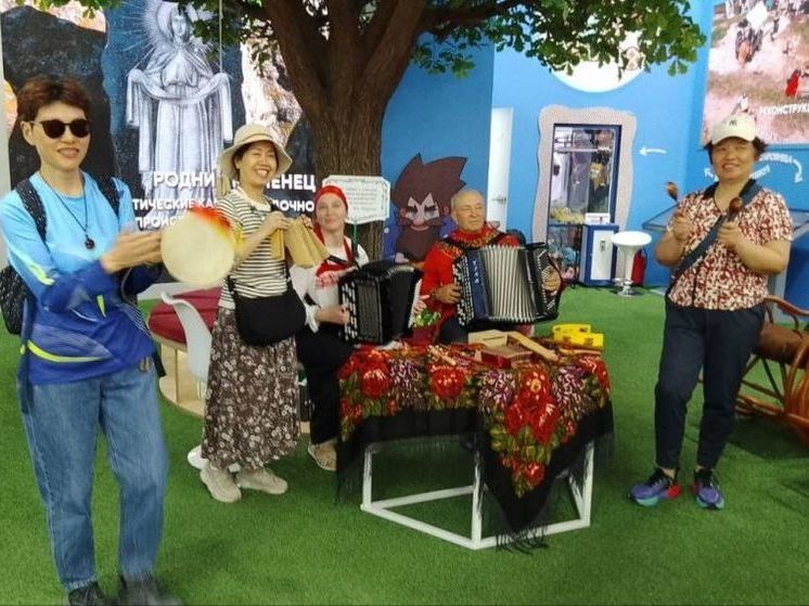 Гости выставки «Россия» на шумовых инструментах аккомпанировали музыкантам из Орловской области