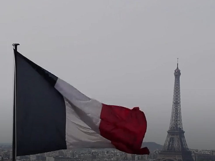 В Париже возле Эйфелевой башни установили пять гробов, покрытых французским флагом, с надписью "Французские солдаты, погибшие на Украине"