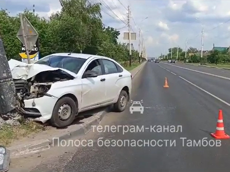 В Тамбове из-за плохого самочувствия водитель на легковушке врезался в столб