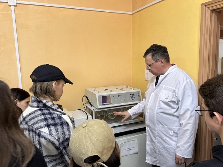 Школьникам Барнаула показали лабораторию в «Аптеках Алтая»