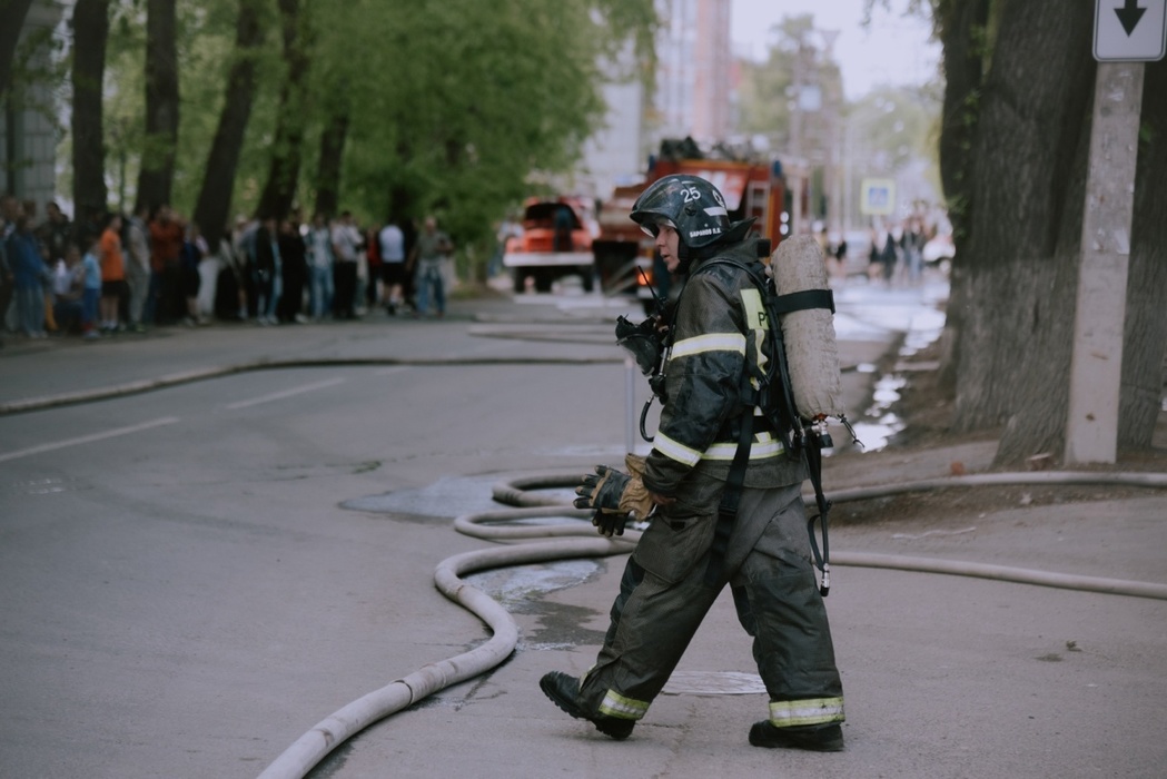 Пожар площадью 800 кв.м. потушили 2 июня пожарные в Томске 