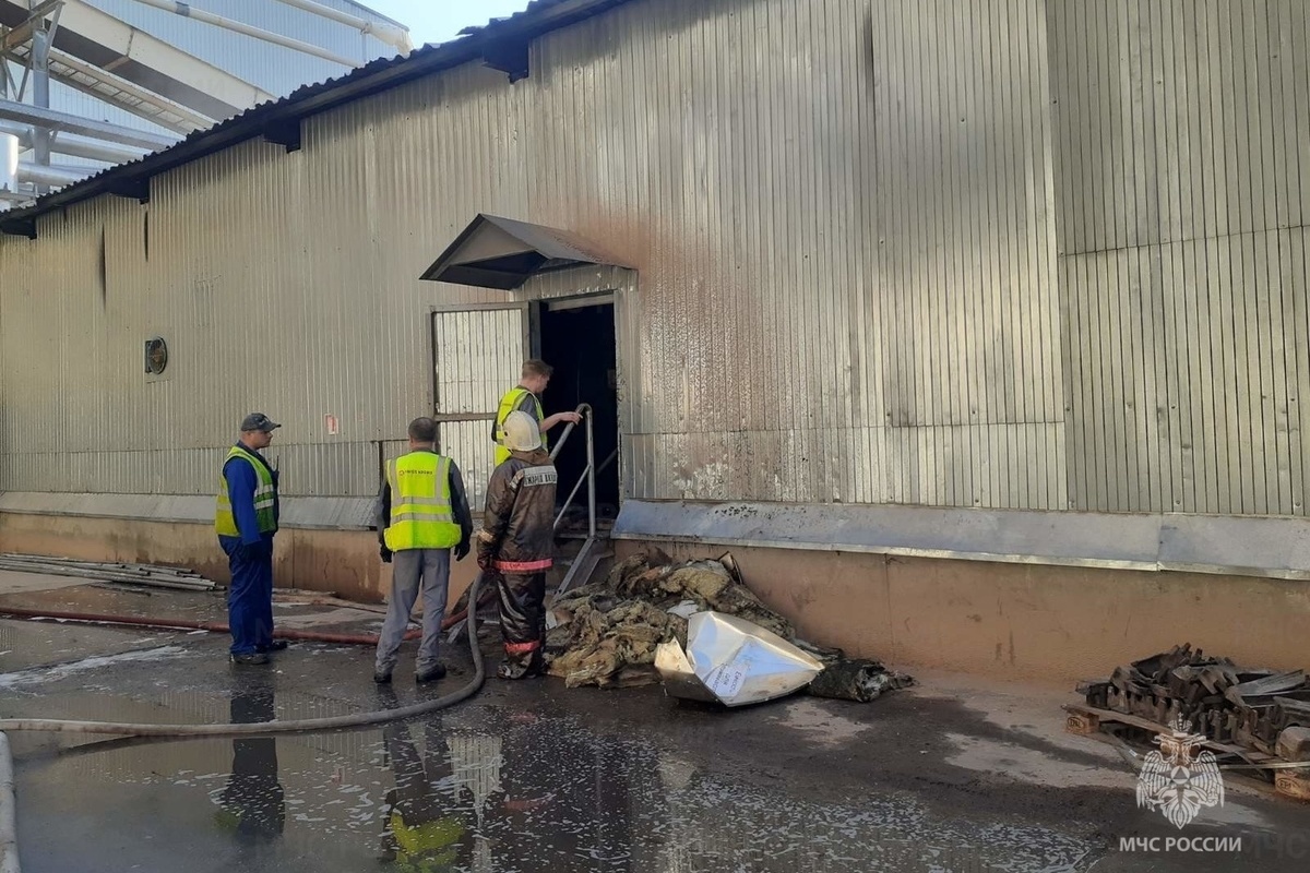 Пожарные оперативно ликвидировали пожар в производственном цеху в Шарье