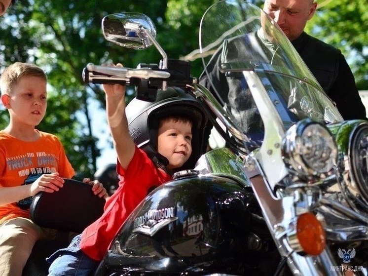 Участники мотопробега поздравили юных дончан с Днем защиты детей