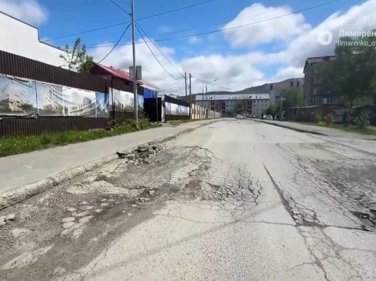 На подъезде к СахалинТеху вместо асфальта уложат бетонные плиты