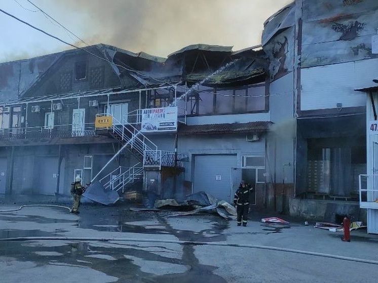 В Новосибирске при пожаре на складе произошло обрушение конструкций