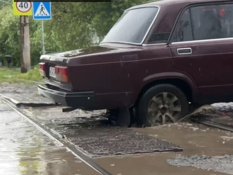 Мэр Томска пообещал решить проблему с ямой на трамвайных путях на ул. Толстого