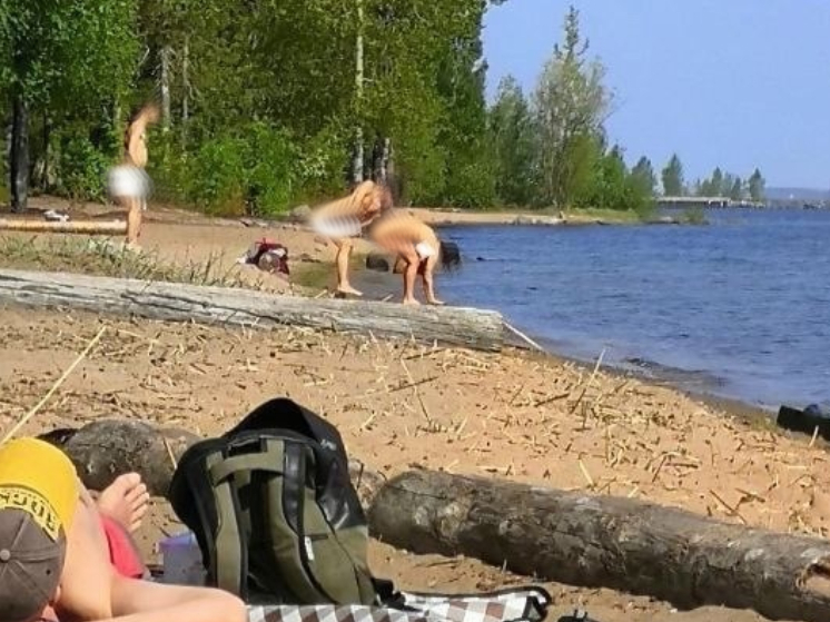 Нудисты на пляже Петрозаводска не понравились загорающим (18+)