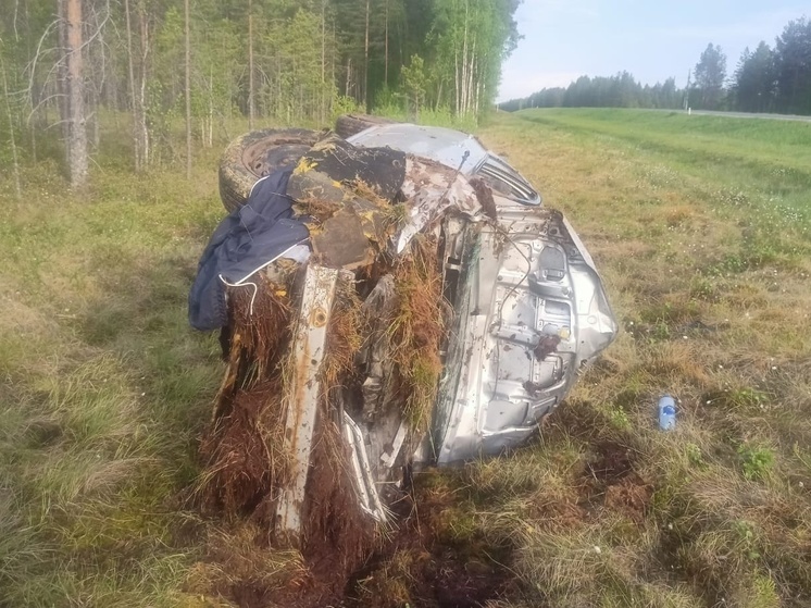 Водителя и пассажира из перевернувшейся машины в Карелии отправили в больницу