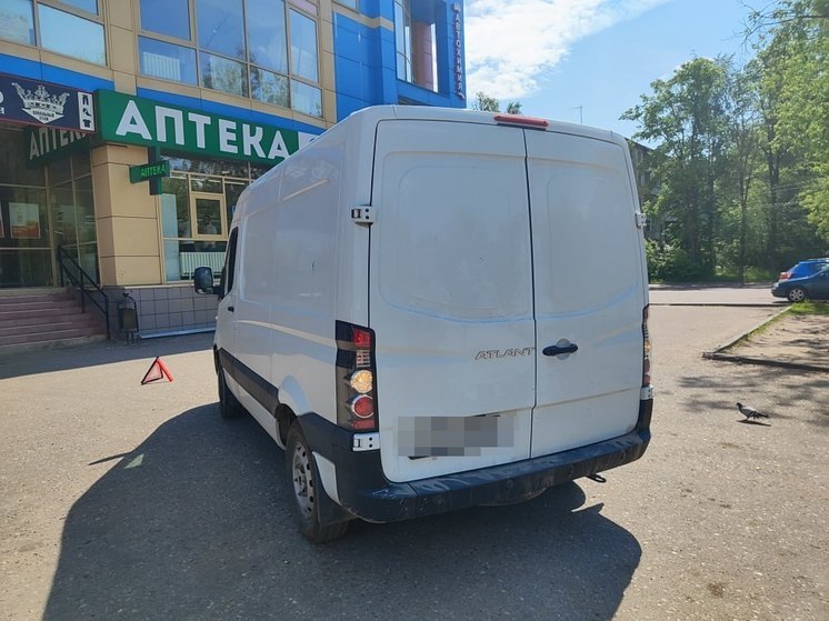 В Твери водитель фургона сбил пенсионерку, сдавая назад