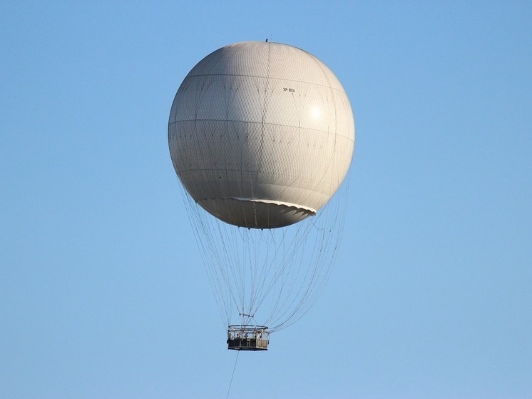 Пилоты заметили в небе над Москвой большой белый шар