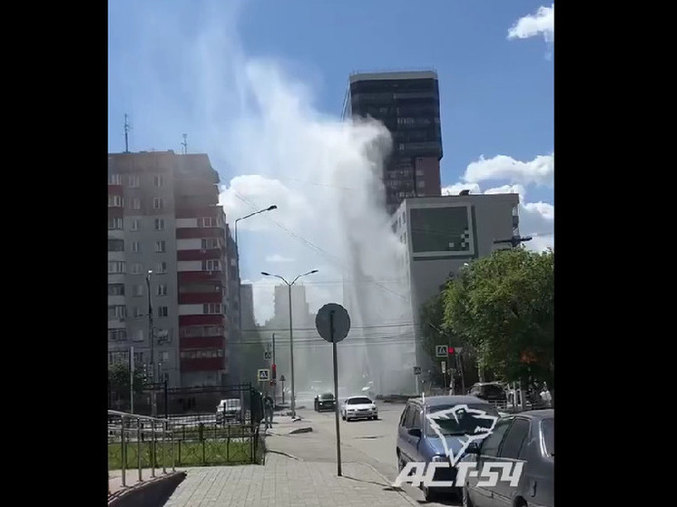 В Новосибирске из-за коммунальной аварии на улице Писарева забил фонтан