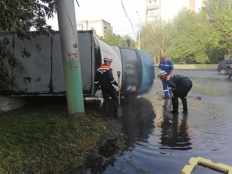 Пензенские спасатели обследовали ГАЗель, которую перевернуло потоком кипятка