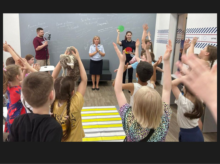 В Великом Новгороде сенатор обучала детей безопасному поведению на дорогах