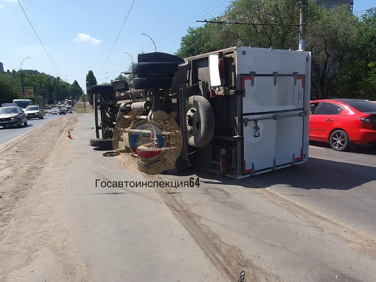 На саратовском мосту опрокинулся грузовик