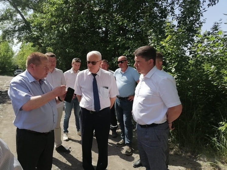 В Пензе проверили, как идет расчистка пруда у шестой горбольницы