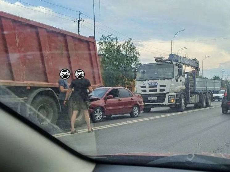 На Окружной легковушка улетела под самосвал