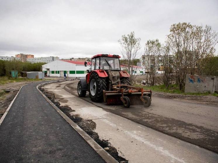 На улице Приморской в Мурманске асфальтируют тротуары