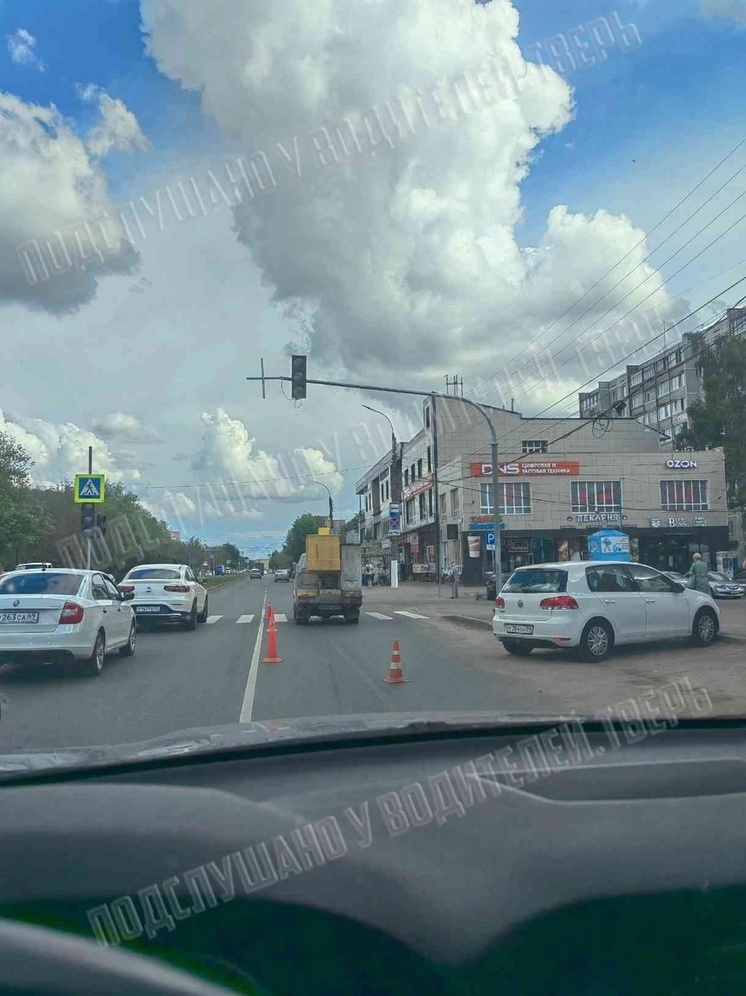 В Заволжском районе Твери устанавливают новый светофор