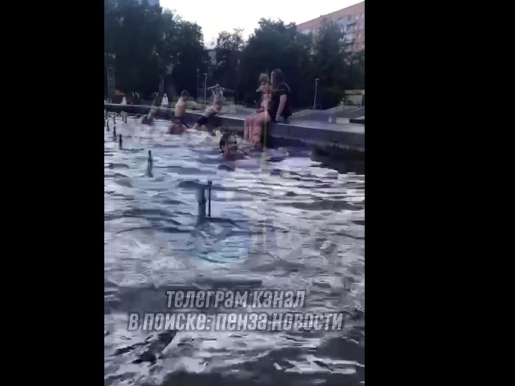 Пензенские дети спасаются от жары в главном фонтане города