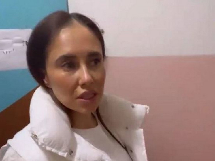 Звезде «Уральских пельменей» Илане Дылдиной подкинули лезвие в туфлю во время концерта