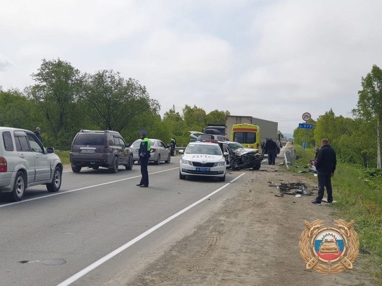 В Южно-Сахалинске пострадали 2 водителя после лобового ДТП