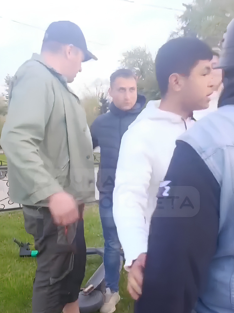 На Сахалине толпа самокатчиков нарушила ПДД и угрожала водителю