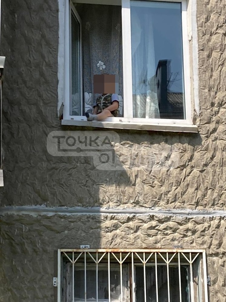 В Южно-Сахалинске ребенок едва не выпал из окна