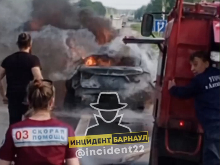 В Алтайском крае огонь охватил автомобиль на трассе Барнаул — Новосибирск