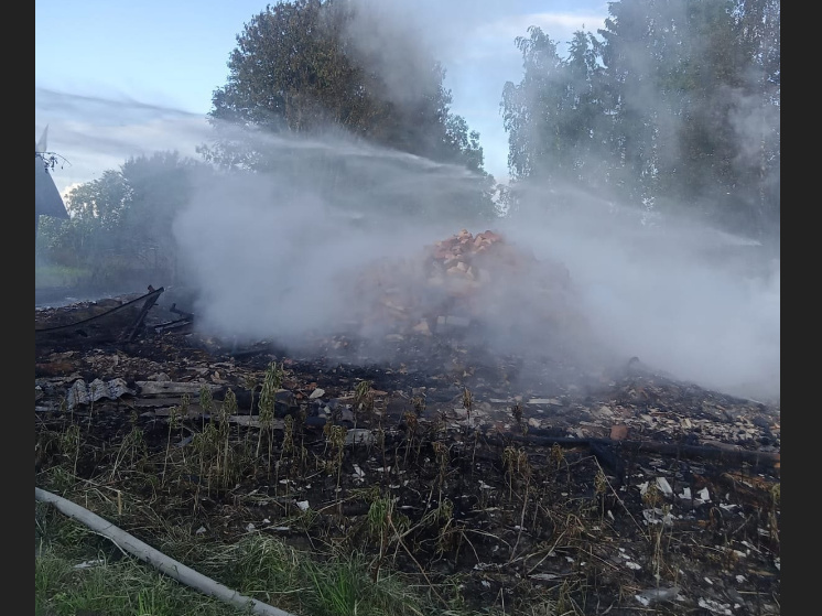 Старый дом за 1,5 часа сгорел дотла в деревне Карелии