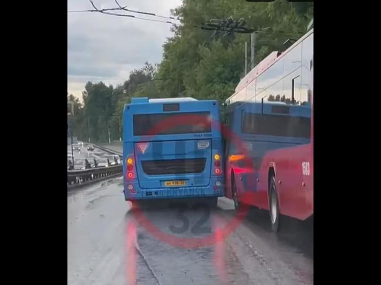 Автобус и троллейбус устроили опасные гонки на Калинина в Брянске