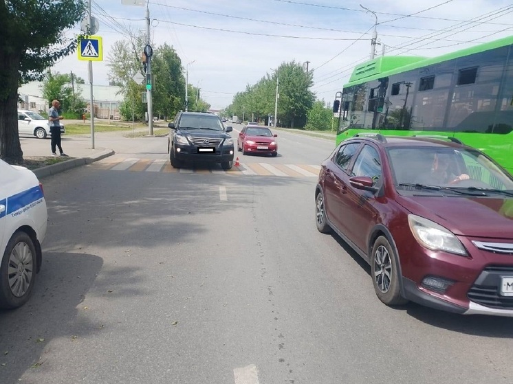 Lexus сбил двух женщин на проспекте Машиностроителей в Кургане