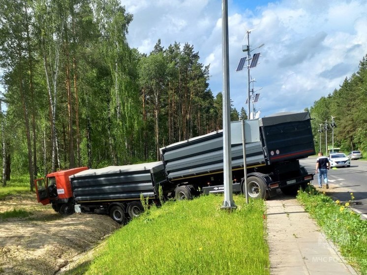 Спасатели устраняли последствия ДТП под Брянском