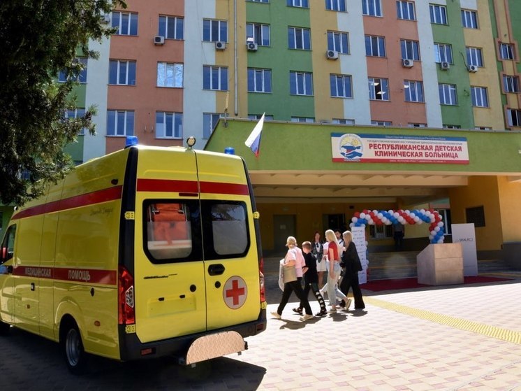 В Крыму благотворить передал детской клинической больнице новый реанимобиль