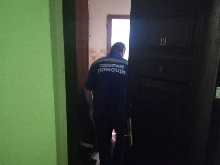 В Курской области спасатели вскрыли дверь квартиры, чтобы помочь мужчине
