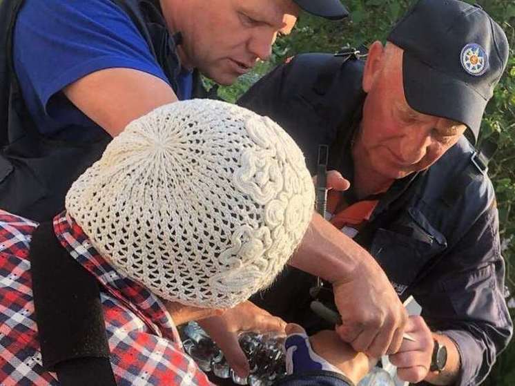 Спасатели помогли пожилой женщине снять 2 кольца с пальца