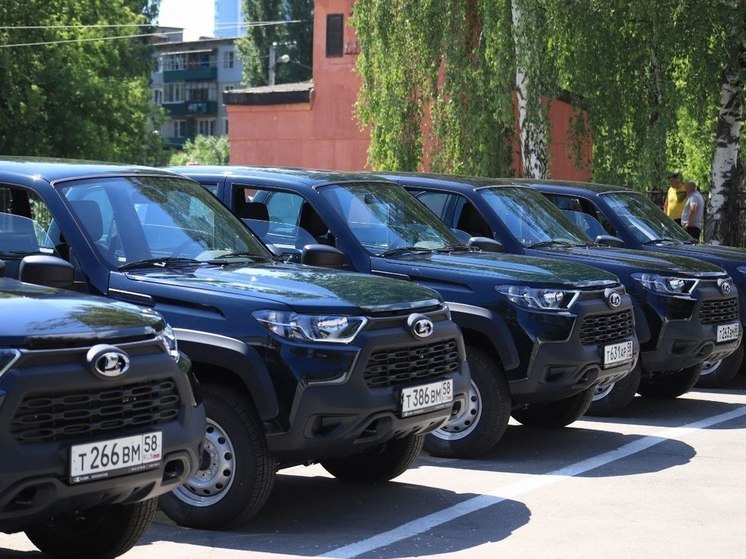 В Пензе медицинским организациям торжественно вручили новые автомобили