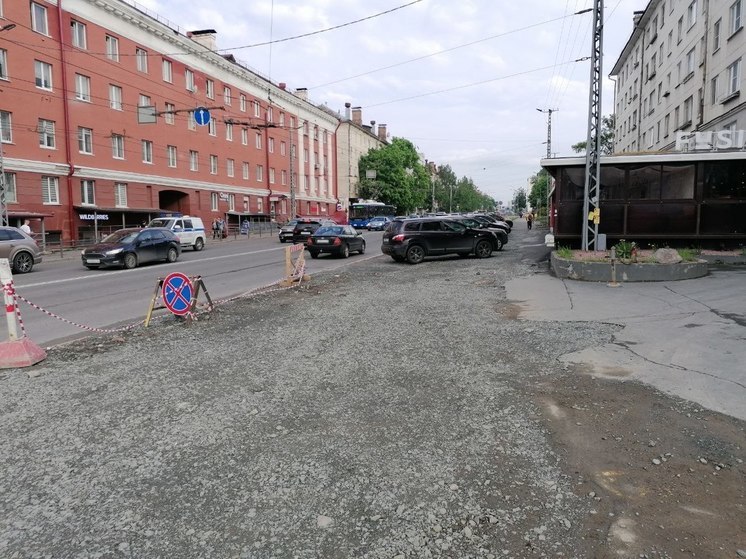 Ямы в центре Петрозаводска, куда провалились машины, засыпали щебнем