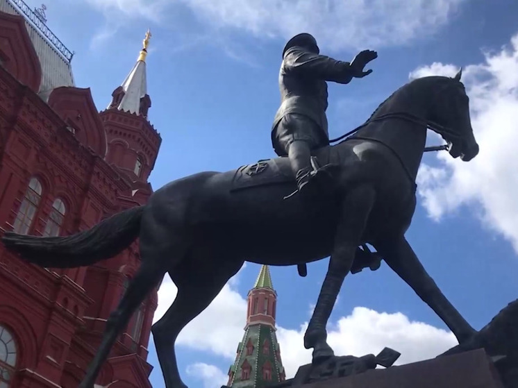Жительницы Подмосковья осквернили памятник Жукову в столице