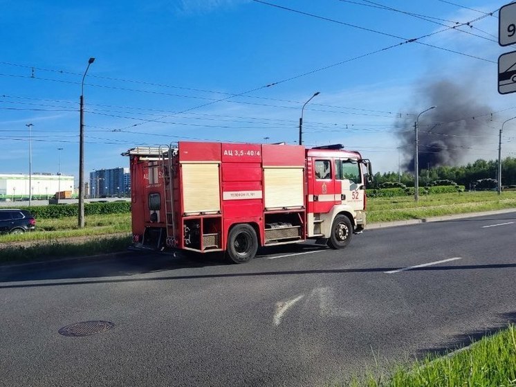 Восемь пожарных потушили загоревшийся дом в Заходском поселке под Выборгом