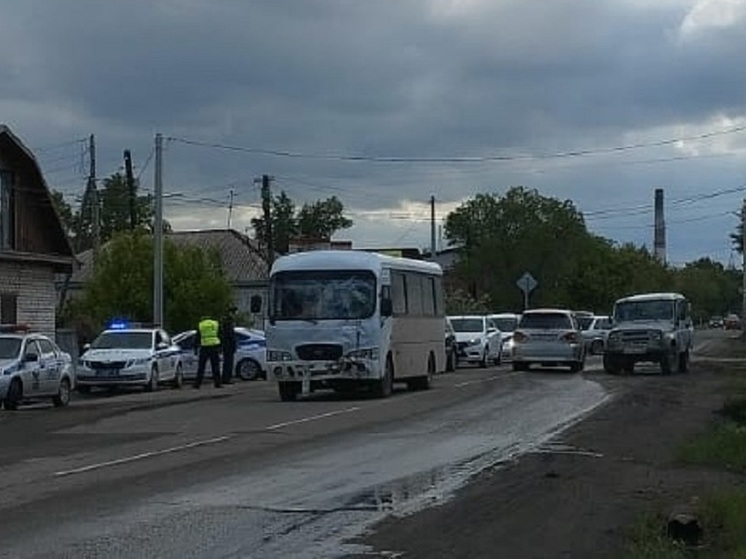 Соцсети: в Барнауле столкнулись автобус и внедорожник, есть пострадавшие