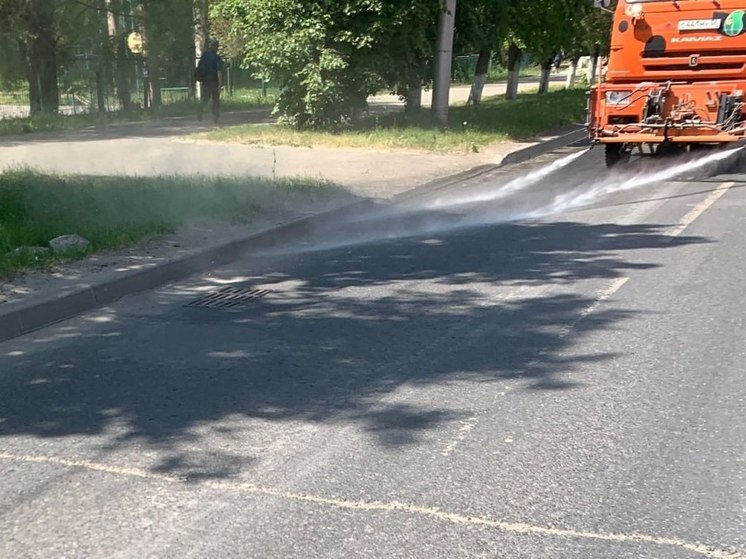 В Пензе борются с жарой с помощью полива дорог
