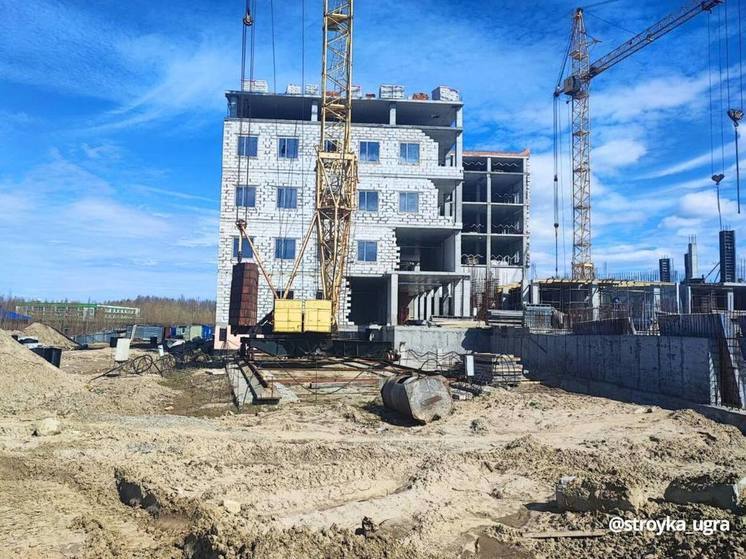 В Пойковском продолжают строить поликлинику: она готова на 41 процент