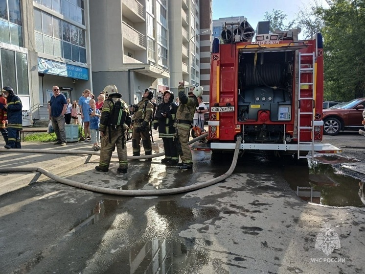 В Екатеринбурге 300 человек эвакуировались из высотки из-за пожара